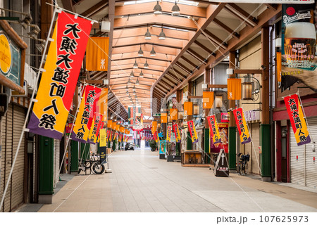 【大須商店街】早朝の東仁王門通り 【大須商店街】早朝の東仁王門通り 107625973