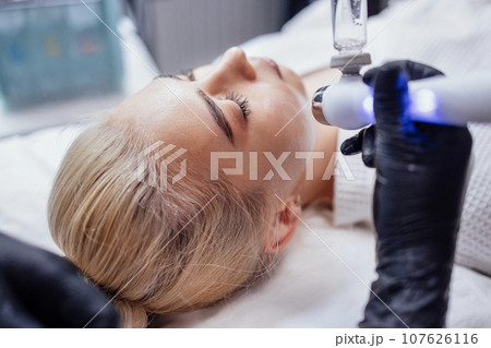 Rejuvenating facial gas liquid treatment. Hydro air skin cleansing operation 107626116