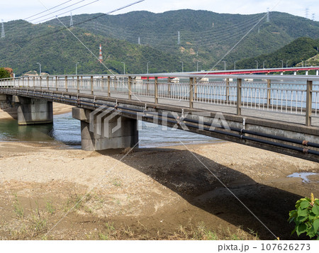 佐分利川河口に架かる本郷海岸橋。福井県大飯郡おおい町。 107626273