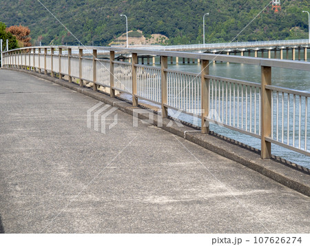 佐分利川河口に架かる本郷海岸橋。福井県大飯郡おおい町。 107626274
