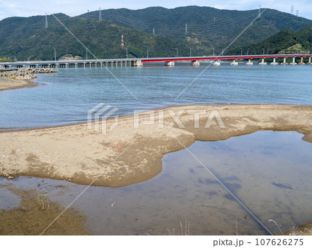小浜湾の海岸(佐分利川河口)と青戸の大橋(福井県大飯郡おおい町)。 107626275