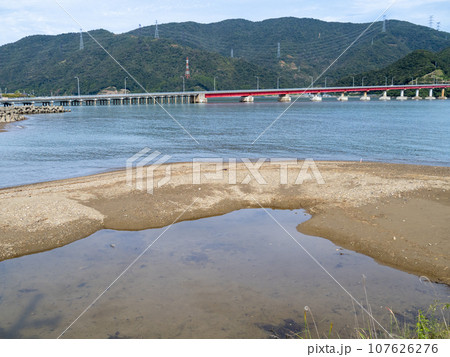 小浜湾の海岸(佐分利川河口)と青戸の大橋(福井県大飯郡おおい町)。 107626276