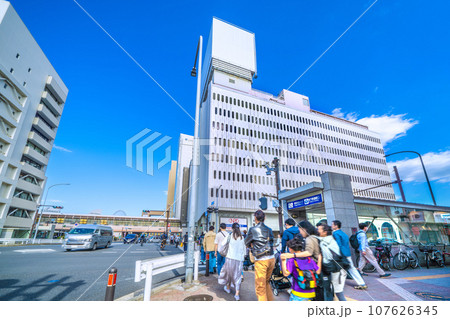 日本の横浜都市景 10月・市営地下鉄　桜木町駅・野毛ちかみち・地下鉄連絡口やぴおシティなどを望む 107626345