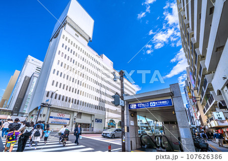 日本の横浜都市景 10月・市営地下鉄　桜木町駅・野毛ちかみち・地下鉄連絡口やぴおシティなどを望む 107626386