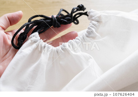 巾着袋の結び目 107626404