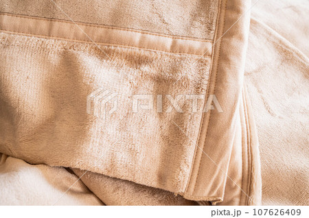 ベージュ色の毛布 107626409