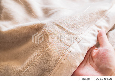ふわふわ毛布の端と手触り 107626436