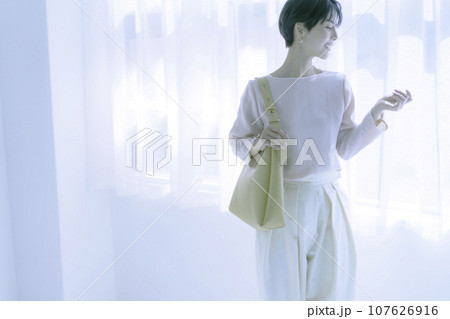 窓辺に立つ若い女性のポートレート 窓辺に立つ若い女性のポートレート 107626916