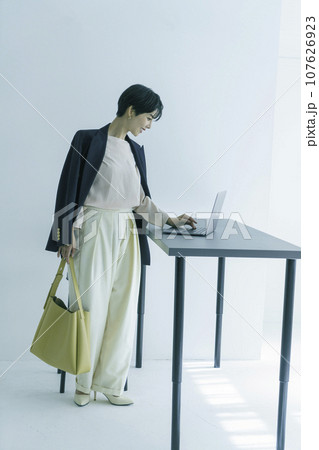 ノートパソコンを操作する若い女性のポートレート 縦位置 ノートパソコンを操作する若い女性のポートレート 縦位置 107626923