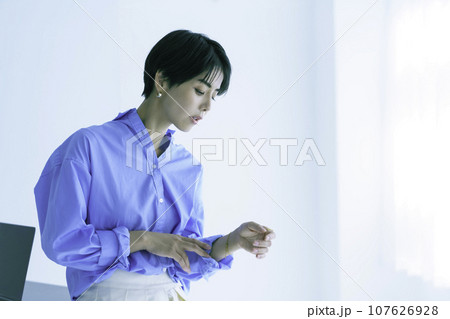ブルーのシャツを着た若い女性のポートレート ブルーのシャツを着た若い女性のポートレート 107626928