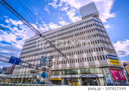 日本の横浜都市景観　複合施設「桜木町ぴおシティ」などを望む　 107627349