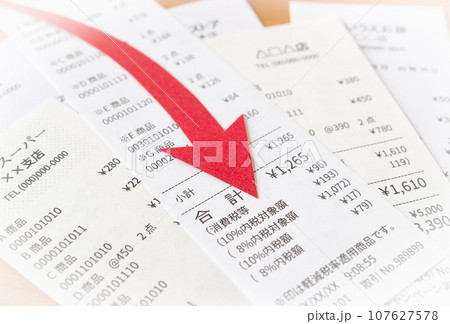 下降矢印とレシート　家計 107627578
