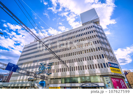 日本の横浜都市景観　桜木町駅前のHメッツ側から、複合施設「桜木町ぴおシティ」などを望む　 107627599