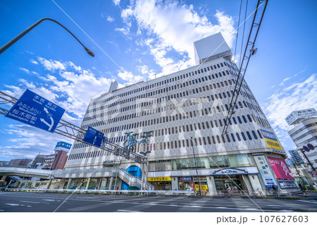 日本の横浜都市景観　桜木町駅前のHメッツ側から、複合施設「桜木町ぴおシティ」などを望む　 107627603