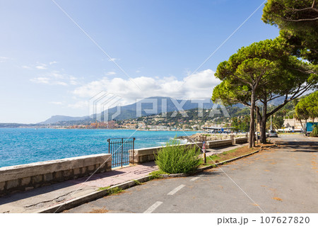 イタリアから見た南フランスのマントン 107627820