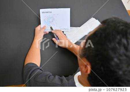 犬の僧帽弁閉鎖不全症、薬の説明をする獣医師　心臓病　動物病院 107627923