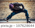 ブレイクダンスをする男性 107628644