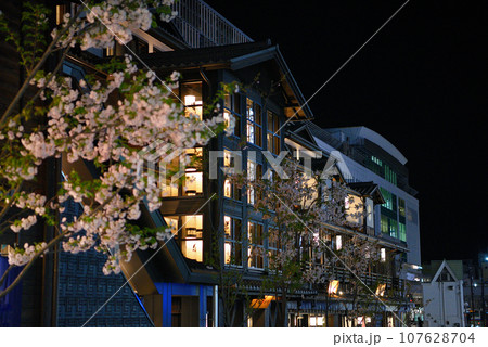 関東地方・夜桜・小田原城のお花見とセットで楽しめる、小田原駅のお城通り周辺の風景(14) 107628704