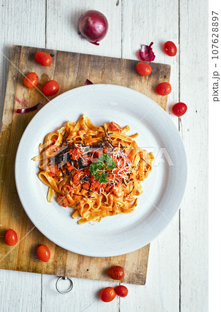 creamy sauce pasta with ebiko 107628897