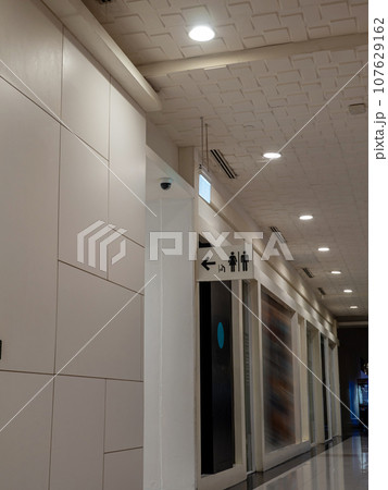 A sign points the way to the toilets in the building A sign points the way to the toilets in the building 107629162