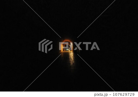 暗闇に浮かぶ出口 107629729