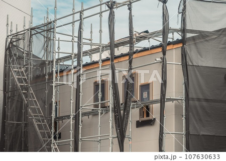 建築現場の外壁工事と仮設足場 107630633