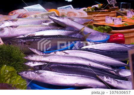 鮮魚店に並べられた新鮮な魚 107630657