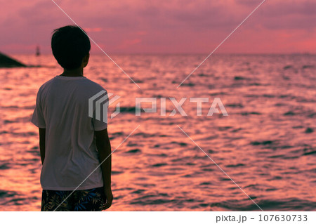 夕日を眺める男性 夕日を眺める男性 107630733
