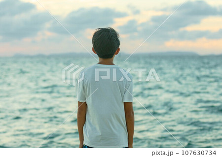 海と後ろ姿の少年 海と後ろ姿の少年 107630734