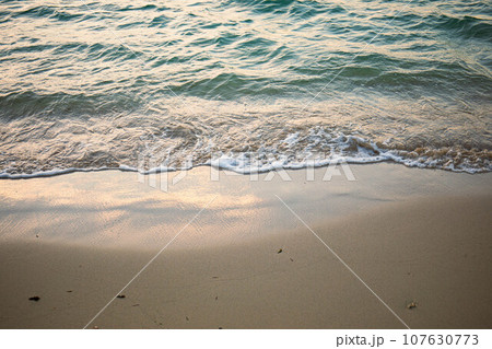 夕日に照らされる波 107630773