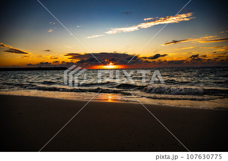 美しい海岸の夕日 107630775