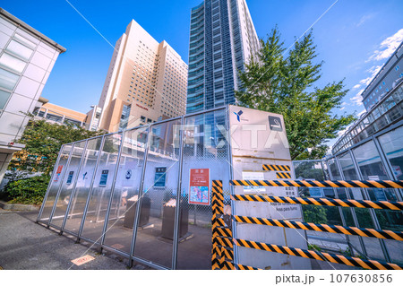 日本の横浜都市景観　閉鎖を余儀なくされた桜木町駅前喫煙所（スモーキングエリア）＝10月7日 107630856