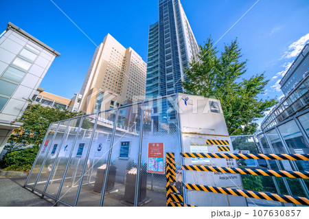 日本の横浜都市景観　閉鎖を余儀なくされた桜木町駅前喫煙所（スモーキングエリア）＝10月7日 107630857