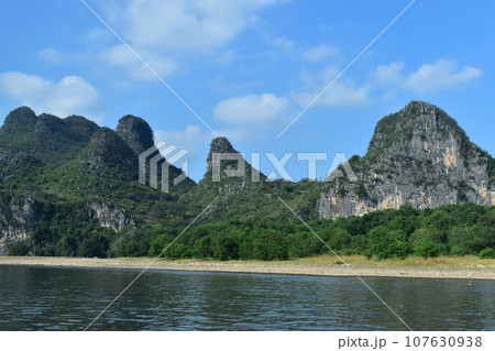 中国桂林の世界遺産 漓江下りで見る山水画の景色 107630938