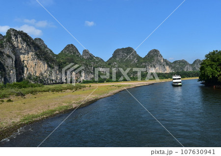 中国桂林の世界遺産 漓江下りで見る山水画の景色 中国桂林の世界遺産 漓江下りで見る山水画の景色 107630941