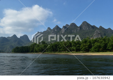 中国桂林の世界遺産 漓江下りで見る山水画の景色 中国桂林の世界遺産 漓江下りで見る山水画の景色 107630942