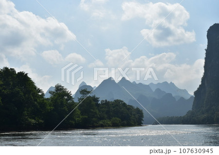 中国桂林の世界遺産 漓江下りで見る山水画の景色 中国桂林の世界遺産 漓江下りで見る山水画の景色 107630945