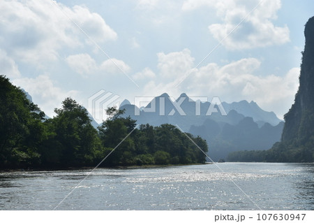 中国桂林の世界遺産 漓江下りで見る山水画の景色 中国桂林の世界遺産 漓江下りで見る山水画の景色 107630947