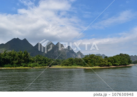 中国桂林の世界遺産 漓江下りで見る山水画の景色 中国桂林の世界遺産 漓江下りで見る山水画の景色 107630948