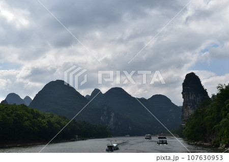 中国桂林の世界遺産 漓江下りで見る山水画の景色 中国桂林の世界遺産 漓江下りで見る山水画の景色 107630953