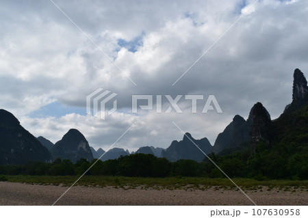 中国桂林の世界遺産 漓江下りで見る山水画の景色 中国桂林の世界遺産 漓江下りで見る山水画の景色 107630958