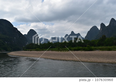 中国桂林の世界遺産 漓江下りで見る山水画の景色 中国桂林の世界遺産 漓江下りで見る山水画の景色 107630960