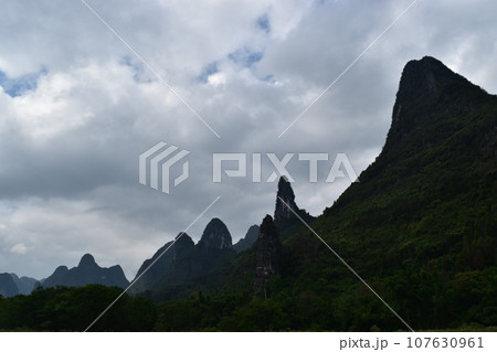 中国桂林の世界遺産 漓江下りで見る山水画の景色 中国桂林の世界遺産 漓江下りで見る山水画の景色 107630961