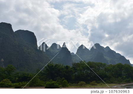 中国桂林の世界遺産 漓江下りで見る山水画の景色 中国桂林の世界遺産 漓江下りで見る山水画の景色 107630963