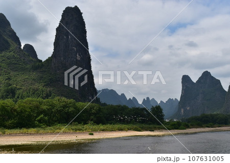 中国桂林の世界遺産 漓江下りで見る山水画の火災 中国桂林の世界遺産 漓江下りで見る山水画の火災 107631005