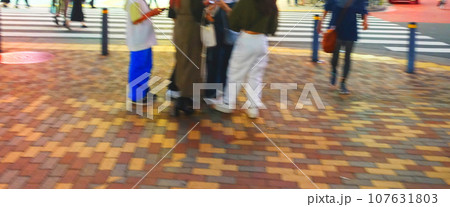 若者が待ち合わせ談笑に花が咲く、新宿の歌舞伎町の夜 若者が待ち合わせ談笑に花が咲く、新宿の歌舞伎町の夜 107631803