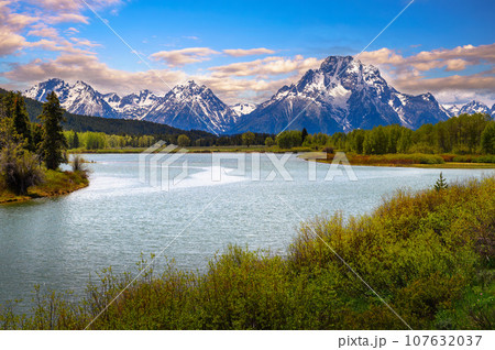 Oxbow Bend of the Snake River in Grand Teton National Park, Wyoming 107632037