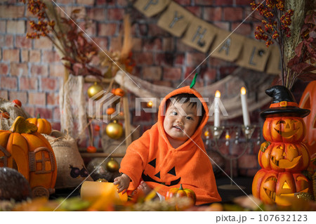 10月にハロウィンのフォトセットに囲まれて楽しそうな笑顔を見せる生後11か月の赤ちゃん 10月にハロウィンのフォトセットに囲まれて楽しそうな笑顔を見せる生後11か月の赤ちゃん 107632123