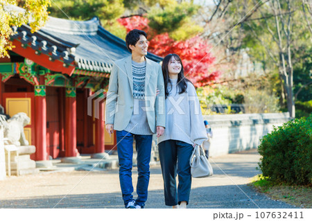 秋の観光を楽しむカップル 秋の観光を楽しむカップル 107632411