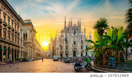 Milan Piazza Del Duomo Milan Piazza Del Duomo 107632969